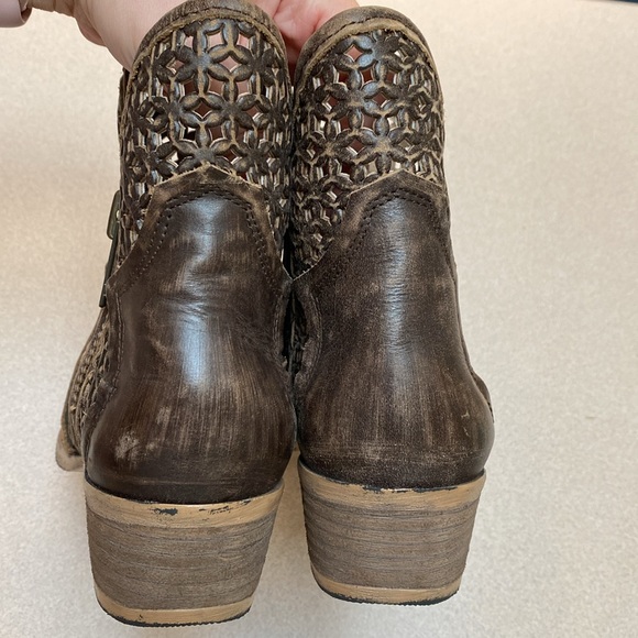 Circle G by Corral Distressed Light Brown Cutout Bootie Size 8 - Picture 6 of 7